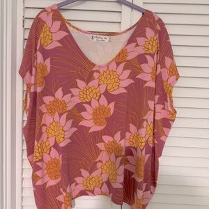 Fighting eel pink lotus print top. Size 1